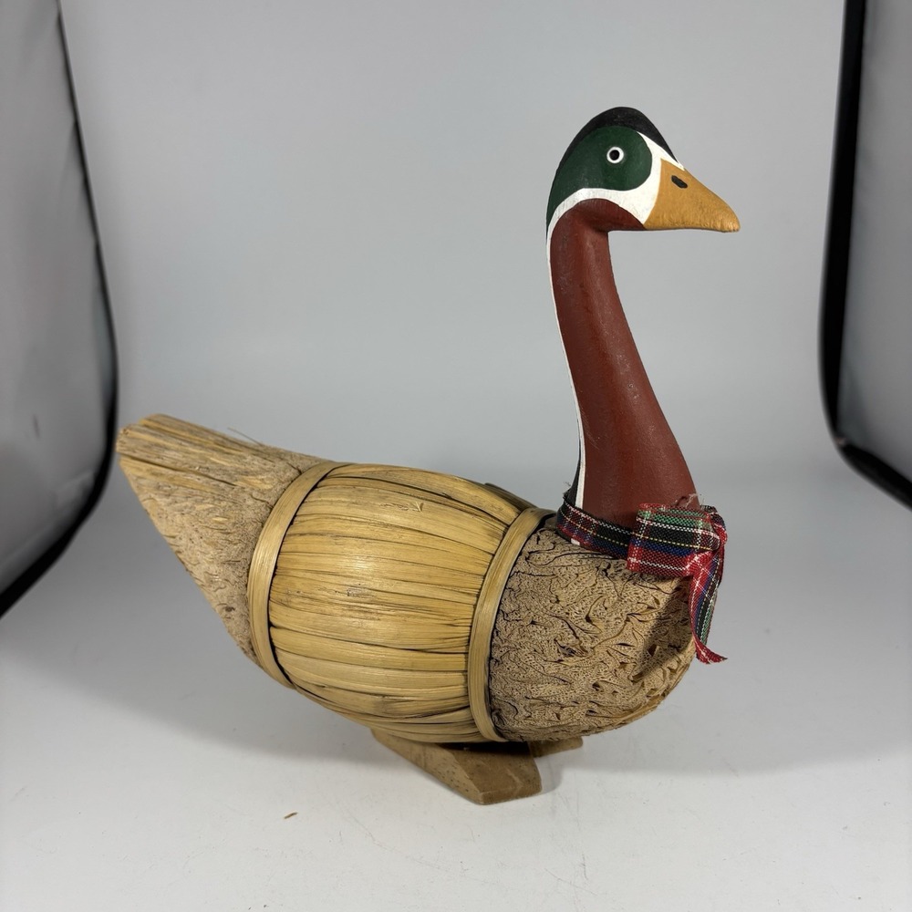 Vintage Russ Berrie & Company Handcrafted SeaGrass Duck Decoy 8" Figure Bird‎